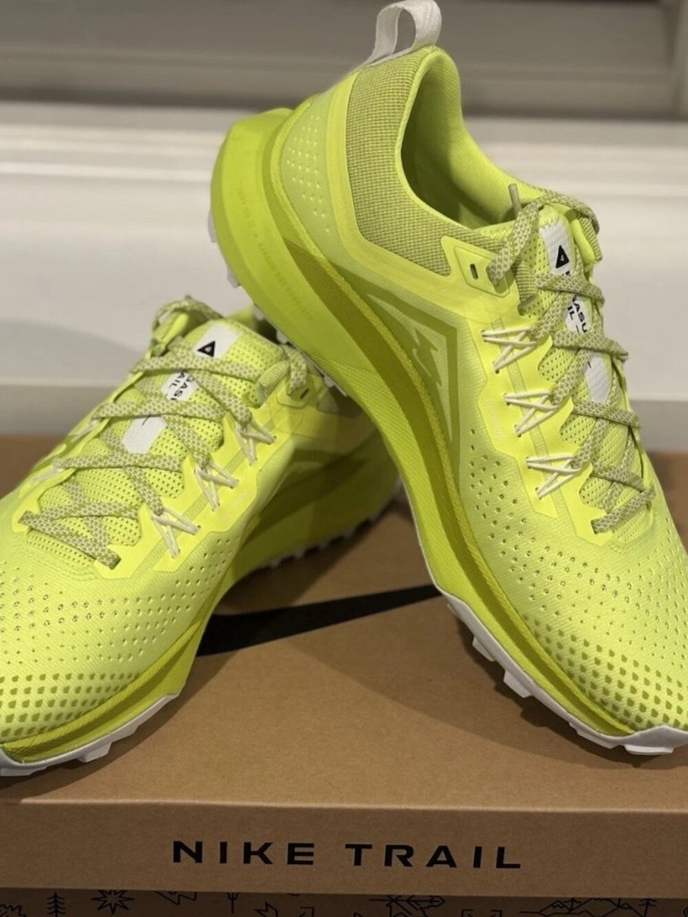 Nike Pegasus Trail 4 Running Shoes, M8.5/W10, Hiking Walking Outdoors Sneaker